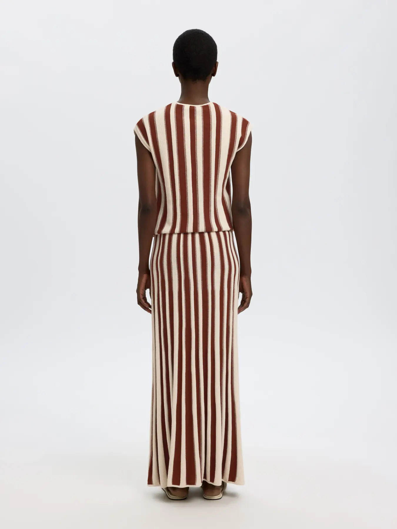 https://images.femalesconceptstore.becosoft.net/articles/slflina-skirt2.webp?qs=5623