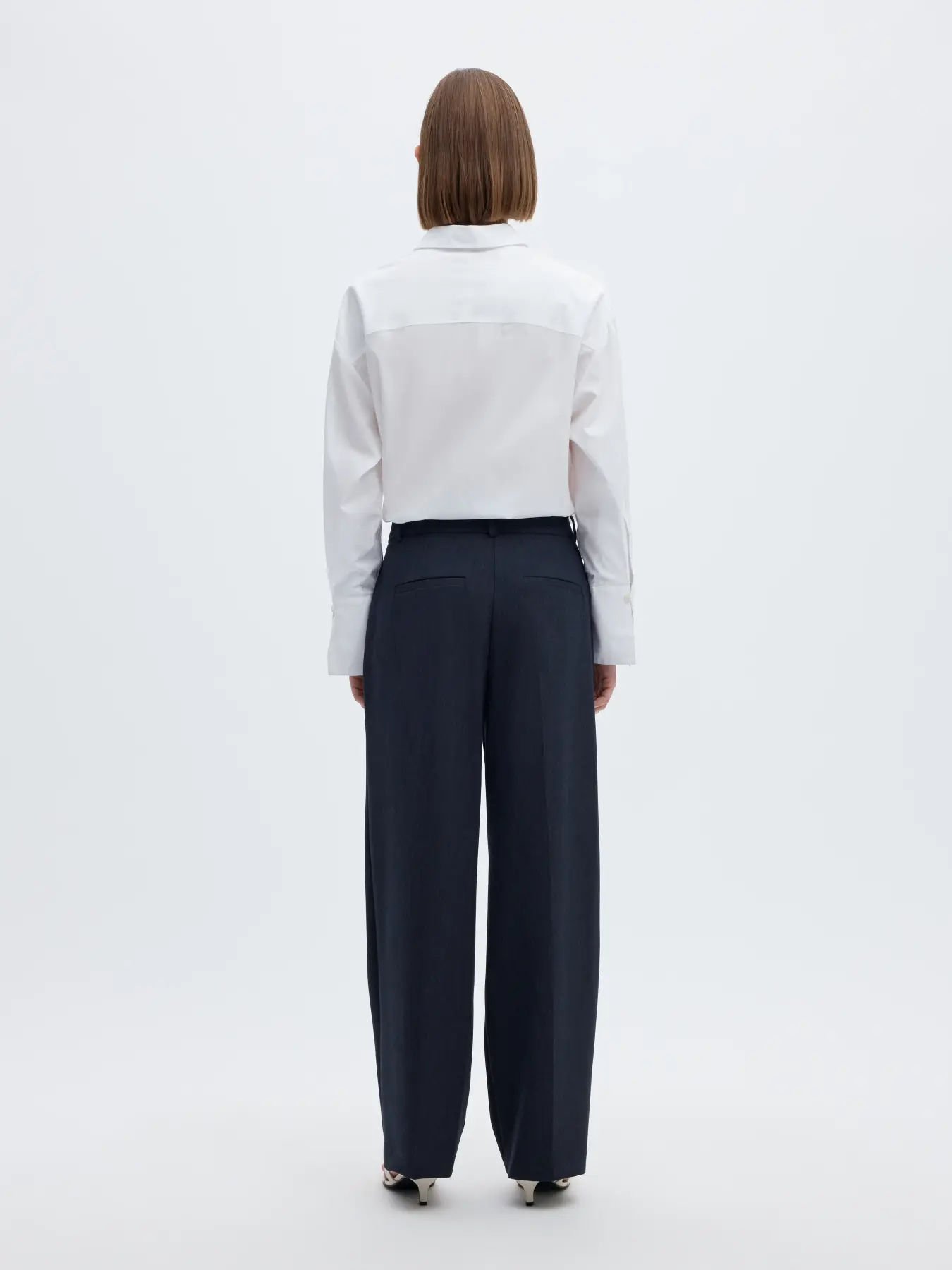 https://images.femalesconceptstore.becosoft.net/articles/slwritapantdarksapphire2.webp?qs=6839