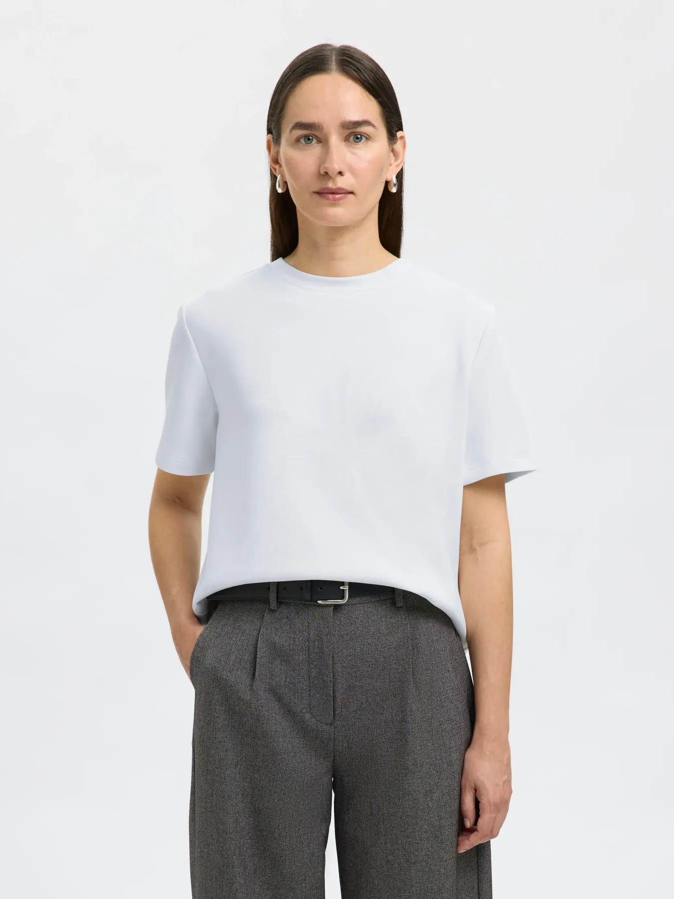 https://images.femalesconceptstore.becosoft.net/articles/slwtennytee1.webp?qs=5947