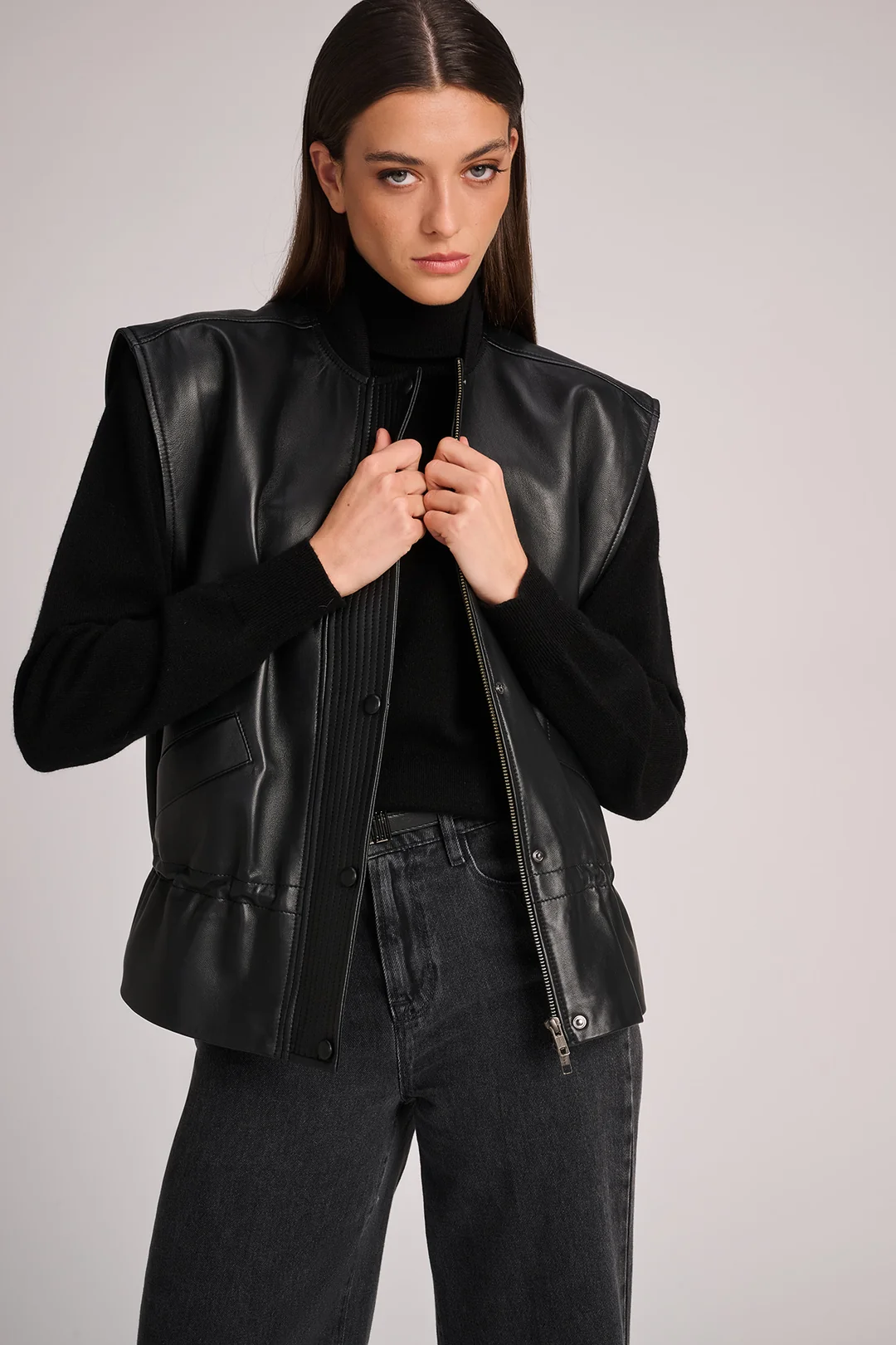 https://images.femalesconceptstore.becosoft.net/articles/vest_antwerp_black_leather1.webp?qs=6299