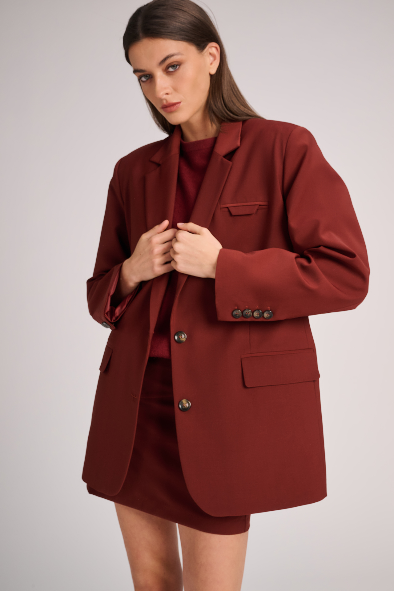 https://images.femalesconceptstore.becosoft.net/articles/vest_naples_rust_pull_amsterdam_skirt_verona_sandals_raven_6.jpg?qs=6779
