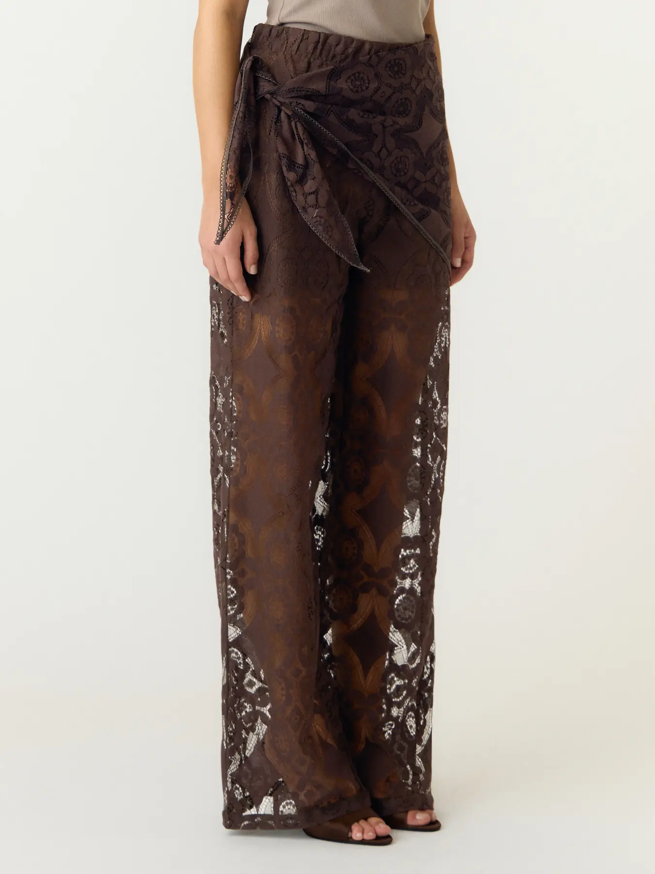 https://images.femalesconceptstore.becosoft.net/articles/yasalmipant1.webp?qs=5742