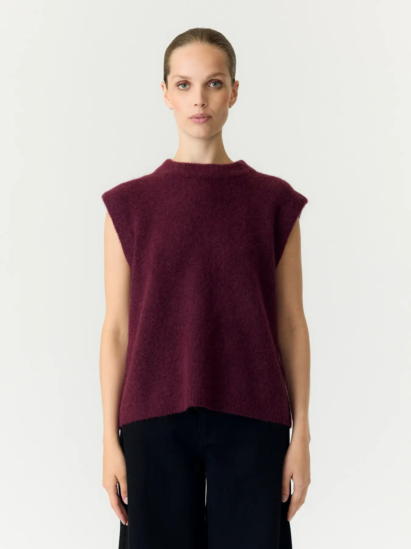 https://images.femalesconceptstore.becosoft.net/articles/yasjohivest1.webp?qs=6809