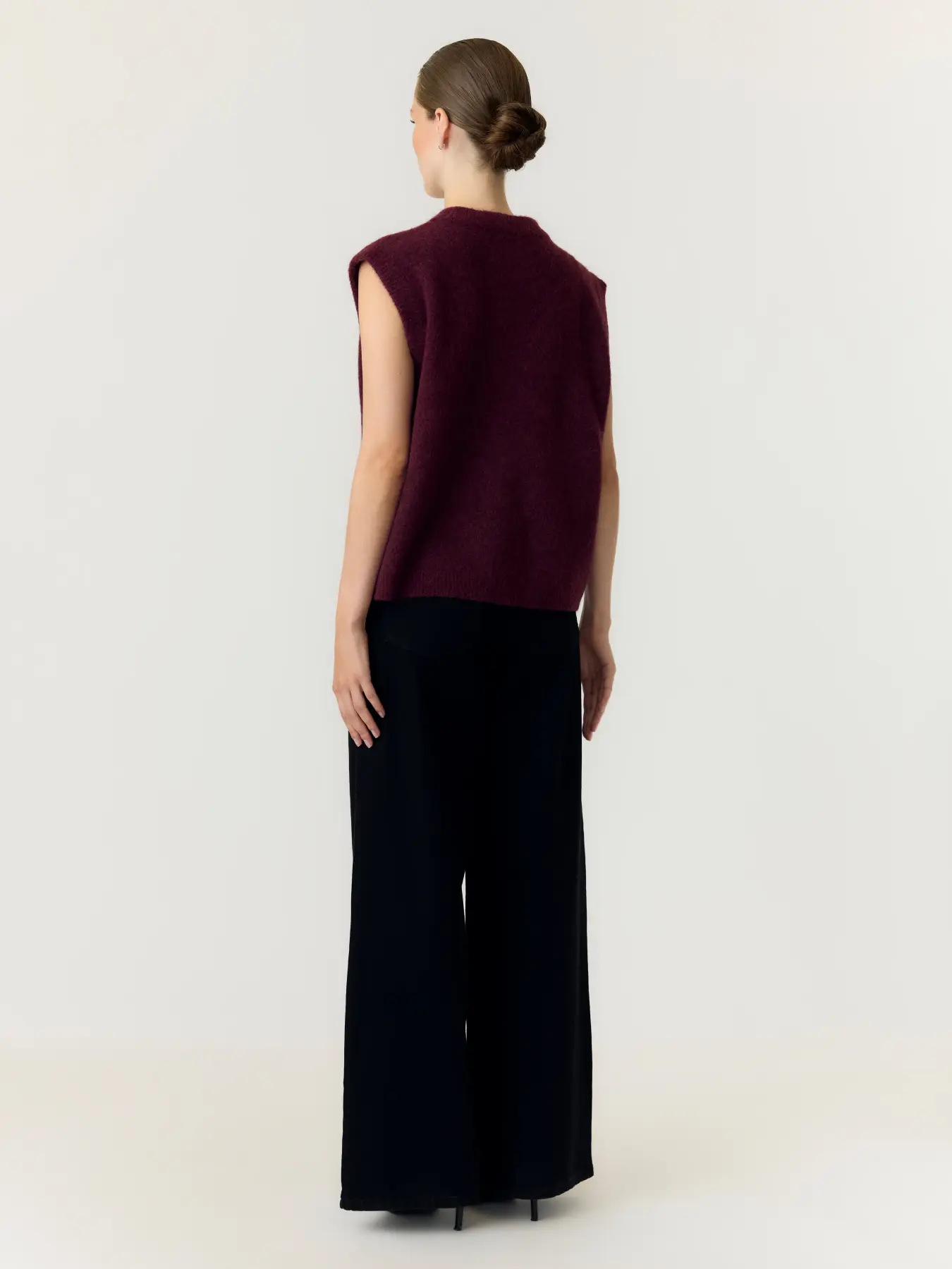 https://images.femalesconceptstore.becosoft.net/articles/yasjohivest2.webp?qs=6810