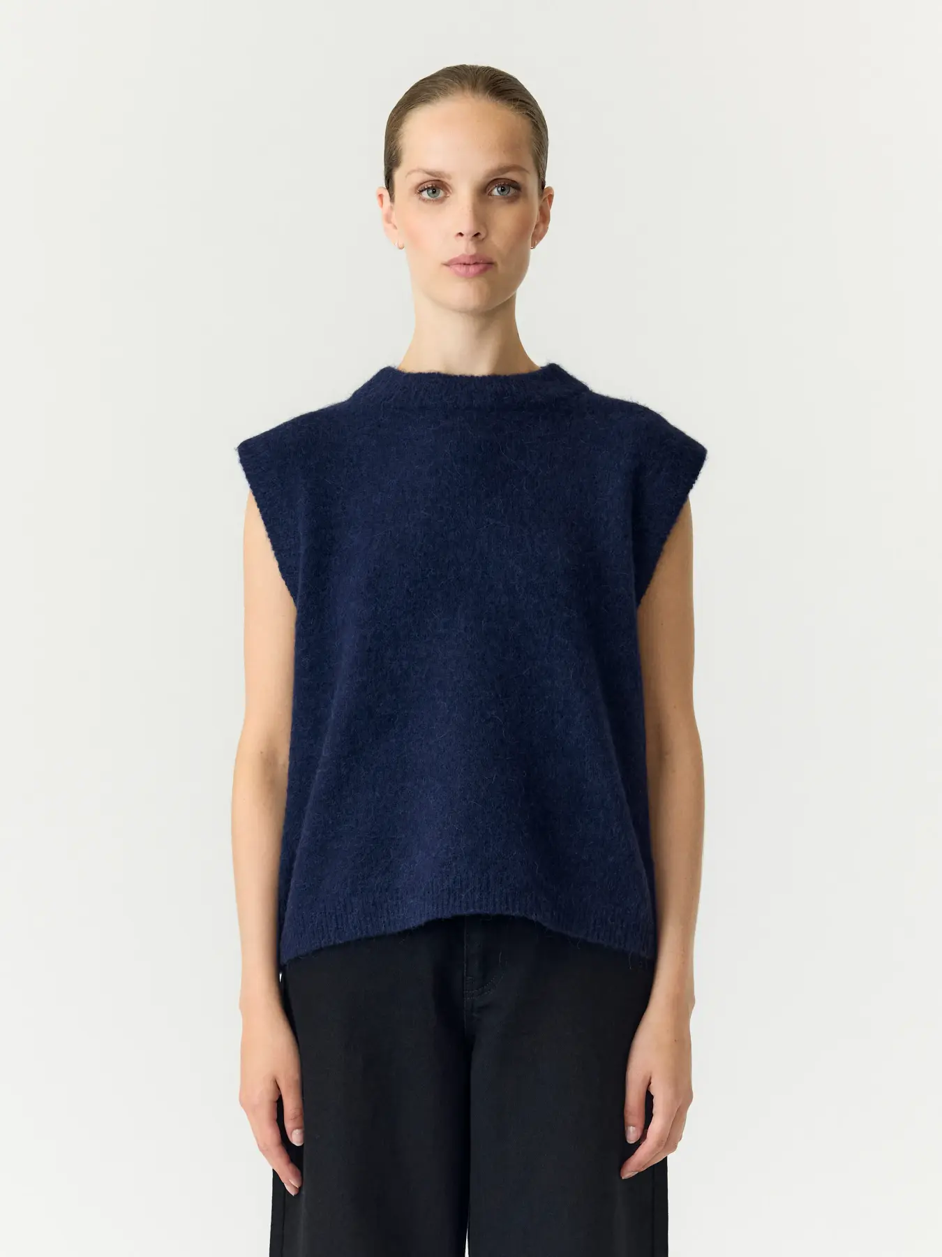 https://images.femalesconceptstore.becosoft.net/articles/yasjohivestnavy1.webp?qs=6811