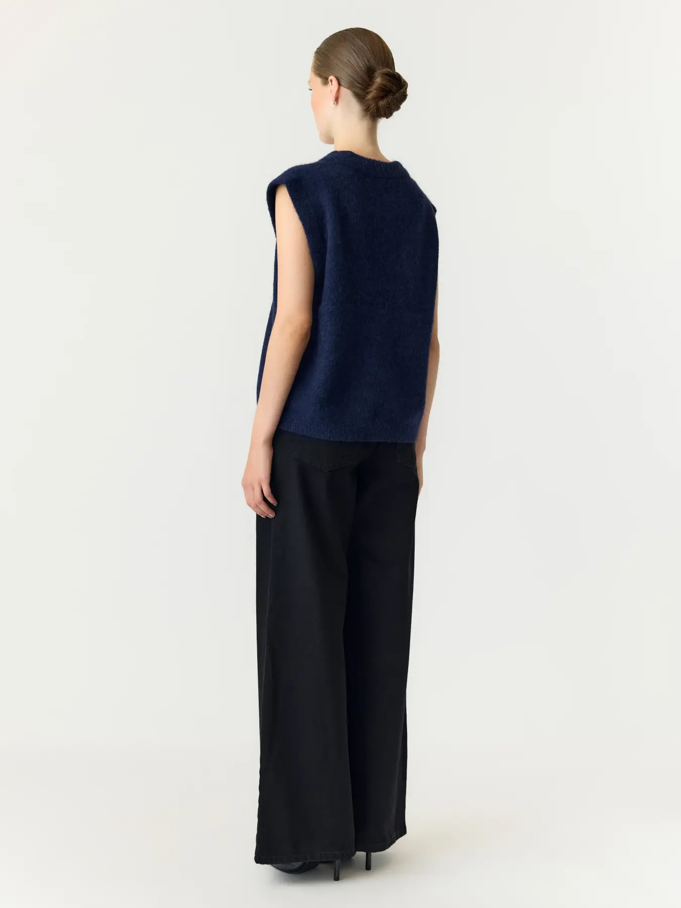 https://images.femalesconceptstore.becosoft.net/articles/yasjohivestnavy2.webp?qs=6812
