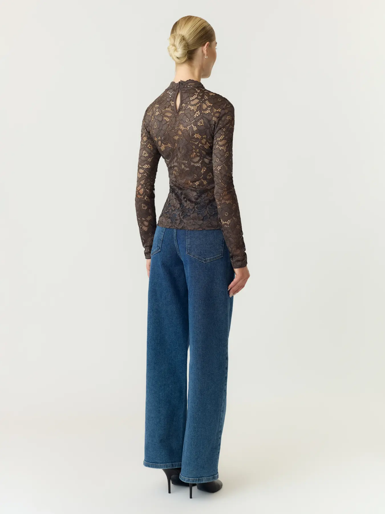 https://images.femalesconceptstore.becosoft.net/articles/yaslacey-lacetop-aug2.webp?qs=5911