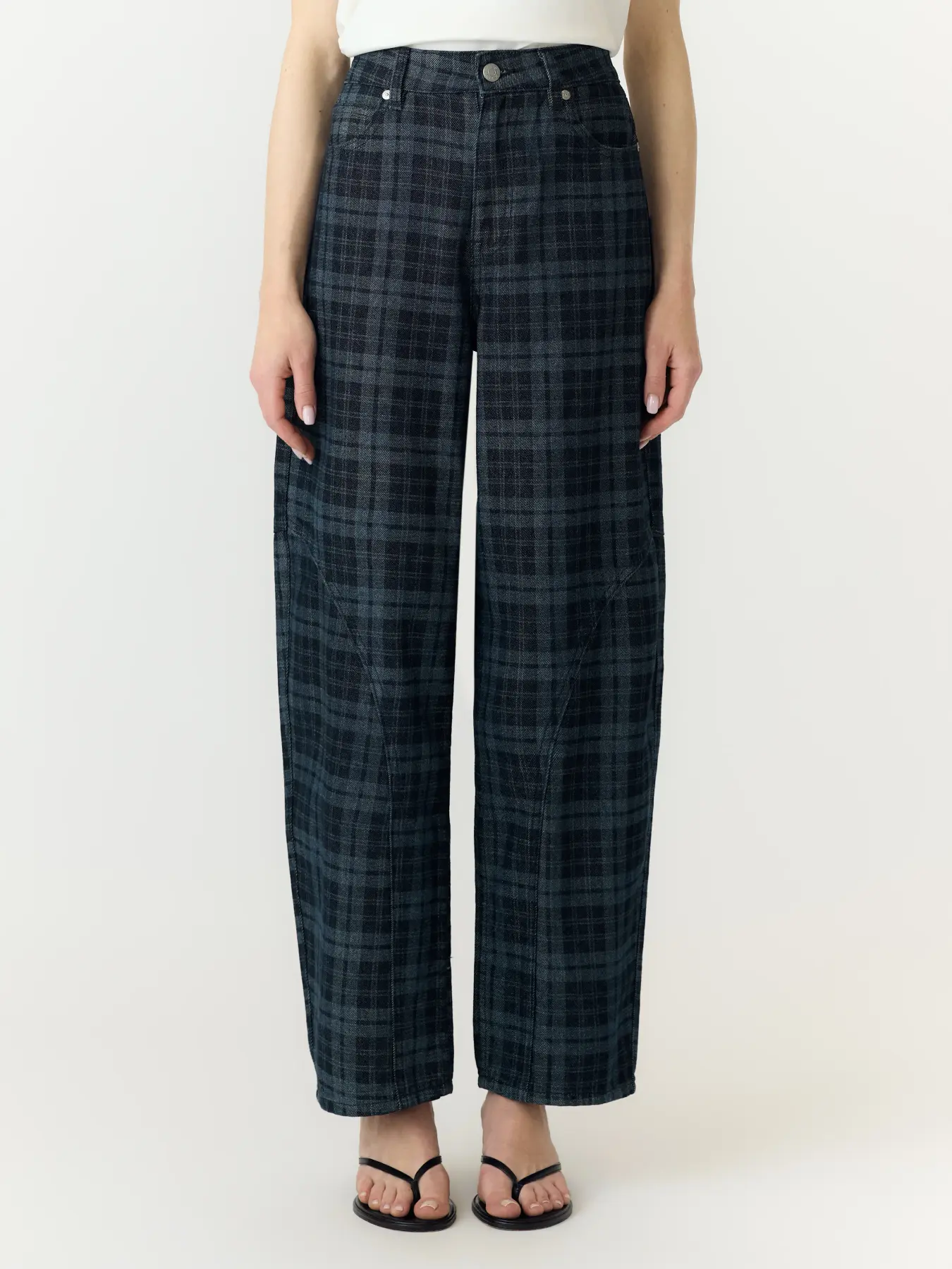 https://images.femalesconceptstore.becosoft.net/articles/yasluabarreljeans1.webp?qs=5726