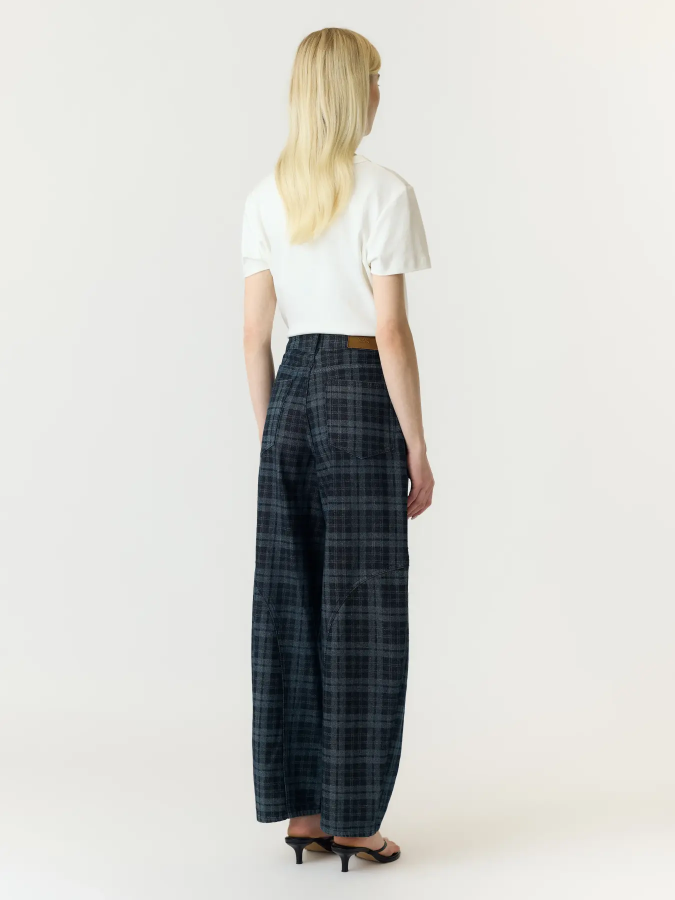 https://images.femalesconceptstore.becosoft.net/articles/yasluabarreljeans2.webp?qs=5727