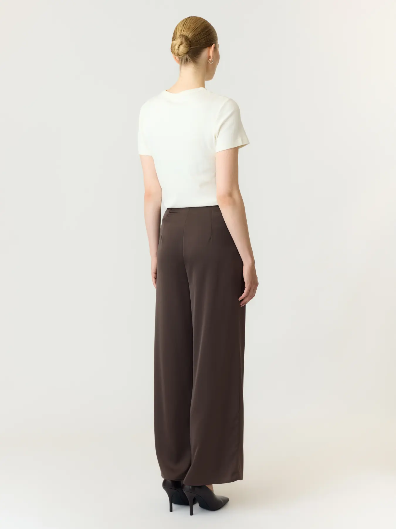 https://images.femalesconceptstore.becosoft.net/articles/yaspella-chocbrown2.webp?qs=5737