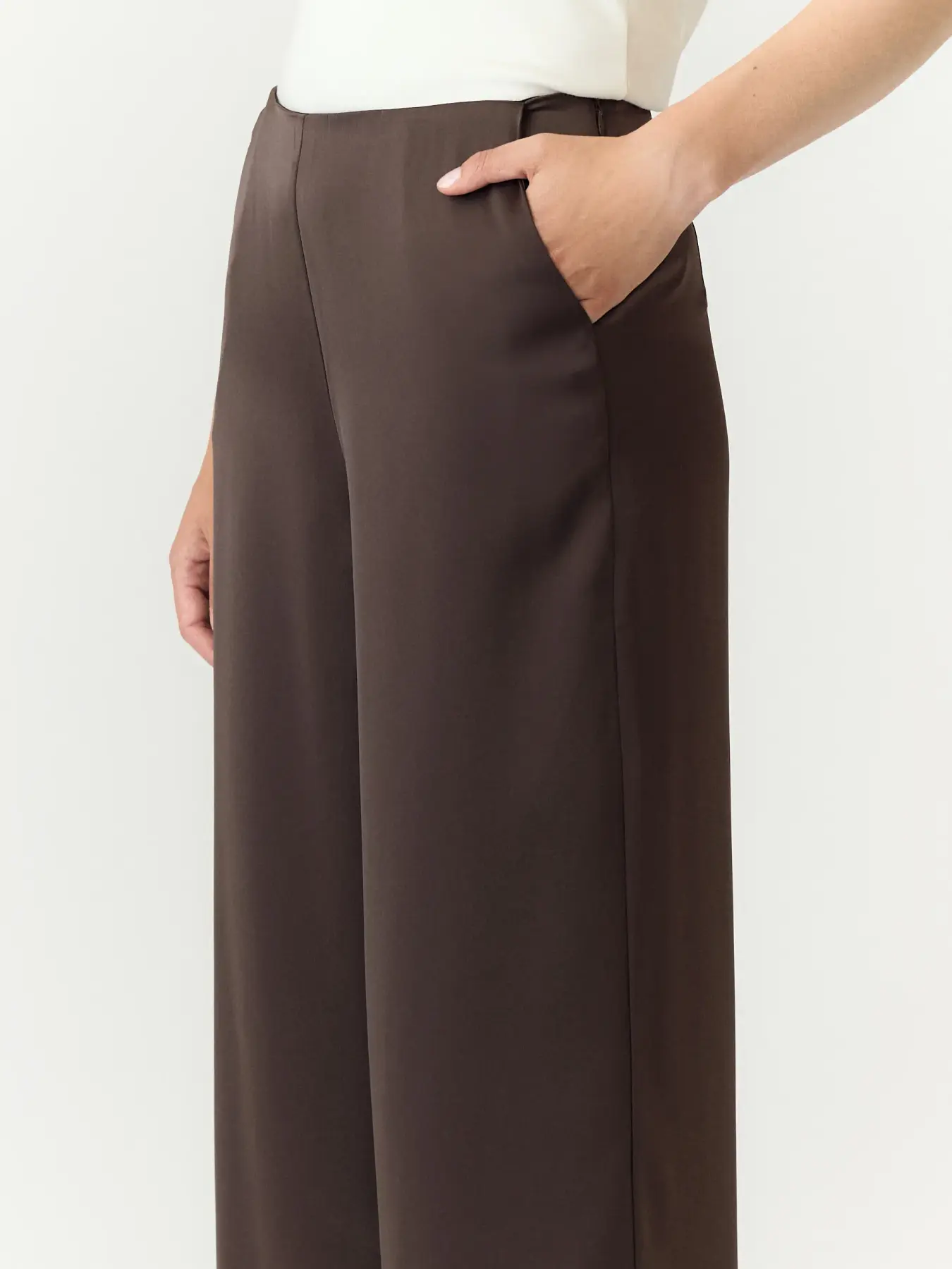 https://images.femalesconceptstore.becosoft.net/articles/yaspella-chocbrown3.webp?qs=5738