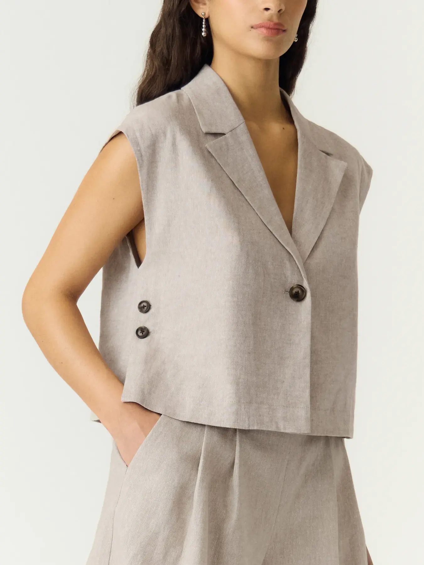 https://images.femalesconceptstore.becosoft.net/articles/yasusumawaistcoat.webp?qs=5551